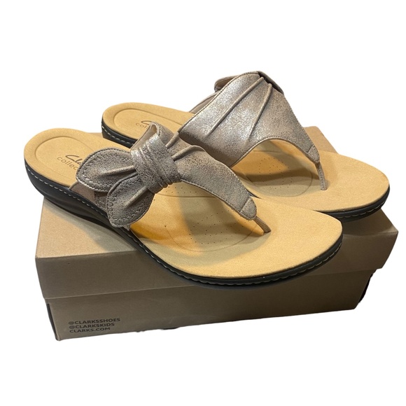 Clarks Laurieann Rae Women's Sandal Size 12W WIDE Taupe Metallic Comfort Thong - Picture 1 of 13